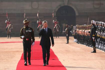 Custodiado, Macri camina junto a una guardia militar de honor al llegar al palacio presidencia