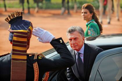 Un oficial de la guardia de la presidencia de la India saluda a Macri al llegar a una recepción
