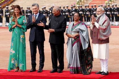 Macri, su esposa Juliana Awada, el presidente de la India, Ram Nath Kovind, su esposa Savita Kovind y el primer ministro de la India, Narendra Modi, en la explanada del palacio