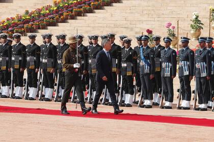 Custodiado, Macri camina junto a una guardia militar de honor al llegar al palacio presidencia