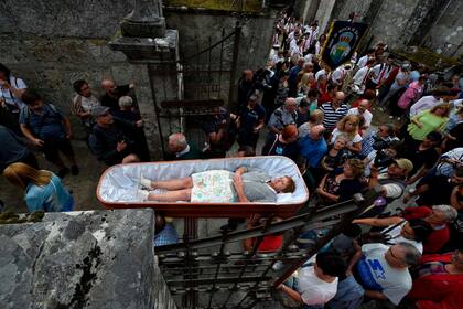La gira se da a plena luz del día y cerca del cementerio de la ciudad
