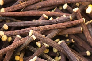 Un compuesto del regaliz podría frenar el Crohn, reducir la inflamación y prevenir la muerte celular