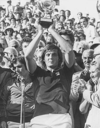 La gloria en París: el italiano Adriano Panatta sosteniendo el trofeo después de ganar Roland Garros en 1976.