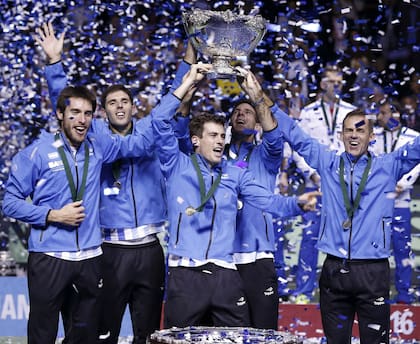 La gloria misma: Mayer, Delbonis, Pella, Del Potro y Orsanic celebrando la Copa Davis 2016, en Croacia

