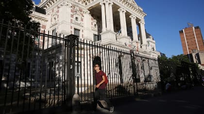 La Gobernación, uno de los primeros sitios donde se colocaron rejas