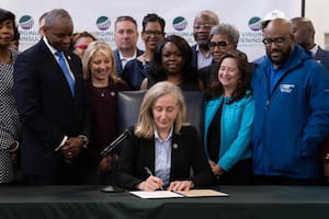 Spanberger firma dos leyes que promueven los empleos bien remunerados