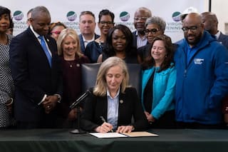 Spanberger firma dos leyes que promueven los empleos bien remunerados