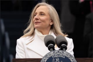 Spanberger firmó más de 20 leyes en Virginia, con impacto en salud, vivienda y energía