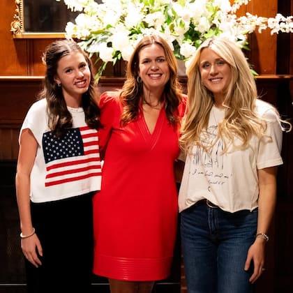 La gobernadora (centro de la imagen) firmó en marzo una normativa para incrementar las penas para los inmigrantes que cometan delitos adicionales mientras se encuentren en Arkansas