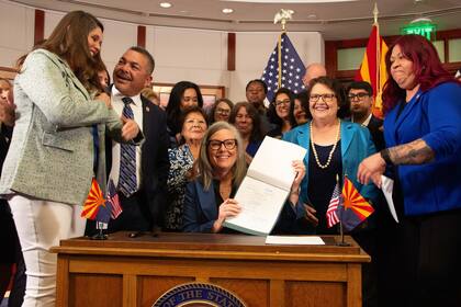La gobernadora de Arizona firmó el proyecto de ley que deroga la prohibición del aborto de hace 160 años