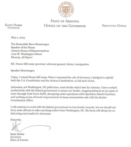 La gobernadora de Arizona firmó el veto para evitar que el estado deba colaborar con ICE
