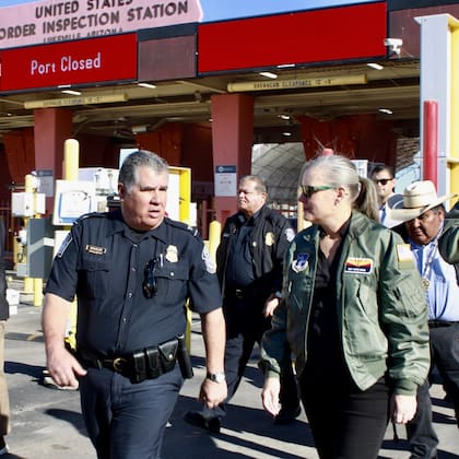 La gobernadora de Arizona hizo un llamado al gobierno federal para que se les envíen recursos