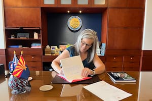 Katie Hobbs cancela la deuda médica de más de 500.000 residentes