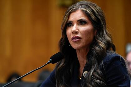 La gobernadora de Dakota del Sur, Kristi Noem, es la nueva secretaria del DHS