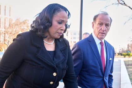 La gobernadora de la Reserva Federal de Estados Unidos, Lisa Cook, y el abogado Abbe Lowell llegan a la sede de la Corte Suprema en Washington, el 21 de enero de 2026. (AP Foto/Mark Schiefelbein)