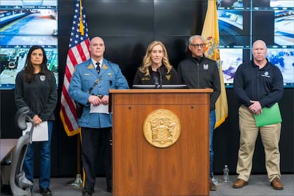 La gobernadora de Nueva Jersey anunció un plan de asistencia en los viajes para los estadounidenses varados en Medio Oriente