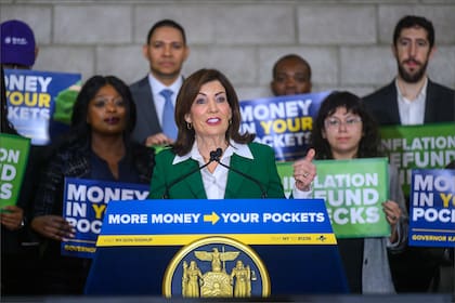 La gobernadora de Nueva York confirmó los cheques de reembolso por inflación que enviará a 8,2 millones de hogares