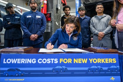 La gobernadora de Nueva York, Kathy Hochul, presentó su plan para bajar los costos de seguros de autos