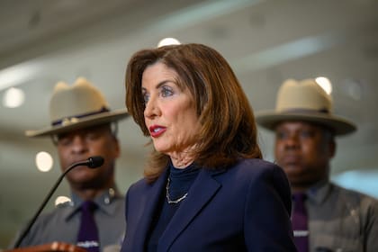 La gobernadora de Nueva York, Kathy Hochul, presentó una propuesta de ley para limitar el accionar del ICE en el estado