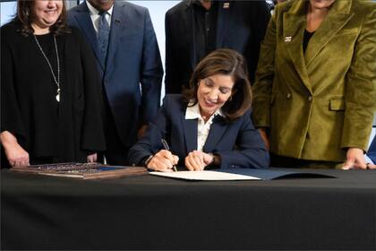 La gobernadora de Nueva York, Kathy Hochul, avanzó con varios proyectos para mitigar la problemática de la falta de viviendas asequibles