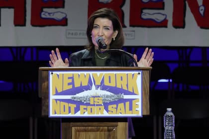 La gobernadora de Nueva York, Kathy Hochul, habla en un acto de campaña de Zohran Mamdani, en el estadio de Forest Hills, en Queens, el 26 de octubre.