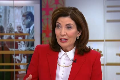 La gobernadora de Nueva York, Kathy Hochul, también defendió las políticas santuario ante el Congreso