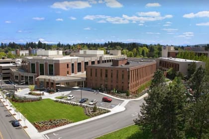 La gobernadora de Oregón, Tina Kotek, repudió la detención y reclamó que las familias puedan buscar atención médica sin miedo