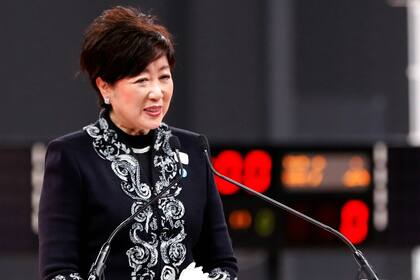 La gobernadora de Tokio, Yuriko Koike, habla durante la ceremonia de apertura del Coliseo Ariake
