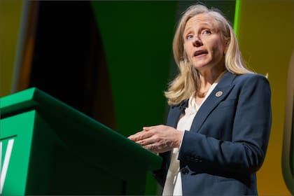 La gobernadora de Virginia, Abigail Spanberger, vetó las iniciativas HB 483 y SB 271