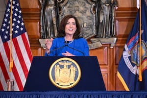 la gobernadora del estado de Nueva York, Kathy Hochul, firmó nuevas leyes que actualizarán los programas de cámaras de semáforo rojo para el 2027 (AP Foto/Hans Pennink)