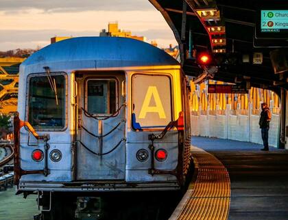 La Gobernadora Hochul informó que un servicio más frecuente significa menos espera en los andenes y menos aglomeraciones en los trenes