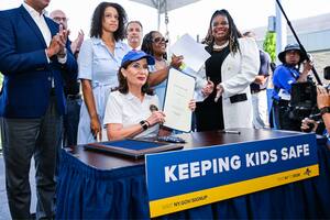 La gobernadora Kathy Hochul firmó la Ley de Desha en un evento simbólico con los Buffalo Bills