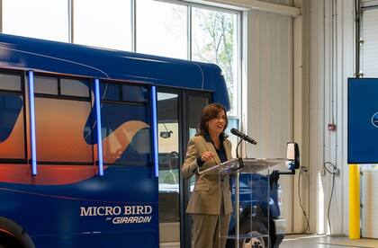 La gobernadora Kathy Hochul inauguró la nueva planta de Micro Bird en Plattsburgh, tras la salida de Nova Bus