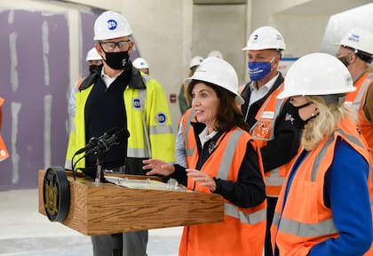 La gobernadora Kathy Hochul perdió el control del plan, pese a haber destinado más de US$1000 millones al rediseño original