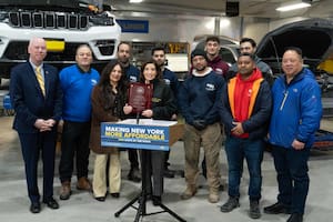 El anuncio de Kathy Hochul que impacta en los conductores y propone regular el seguro de autos