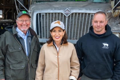 La gobernadora Kathy Hochul visitó una granja en Albany y habló de su proyecto para bajar los costos de los seguros de coches (Foto: Oficina de la gobernadora de Nueva York)
