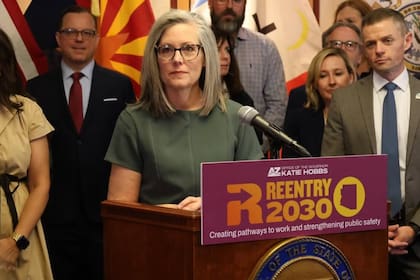 La gobernadora Katie Hobbs anunció que se habilitarán más de 100 centros contra el calor en Phoenix