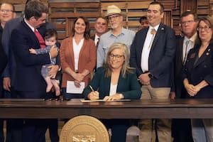 Katie Hobbs firma seis nuevas leyes: impuestos, licencias, verificación biométrica y venta de alcohol