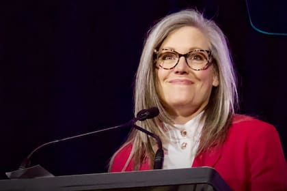 La gobernadora Katie Hobbs muestra gran apoyo para una reelección en las encuestas, pero con un margen muy ajustado de su opositor republicano