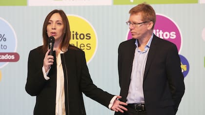 La gobernadora María Eugenia Vidal y el presidente del Banco Provincia, Juan Curutchet, durante el anuncio de una serie de beneficios exclusivos que ofrece la entidad pública, en la actividad realizada en la Casa de Gobierno
