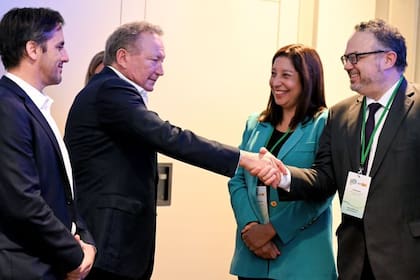 La gobernadora rionegrina, Arabela Carreras, y el exministro de Desarrollo Productivo, Matías Kulfas, junto a las autoridades de Fortescue, en la Asamblea y Exposición Global de Hidrógeno Verde, realizada en Barcelona en mayo pasado