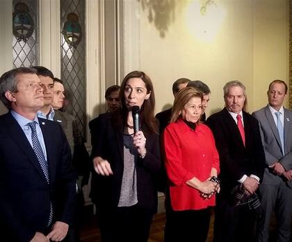 La gobernadora Vidal, ayer, rodeada por Salvador, Granados, Monzó, Camaño y Solá