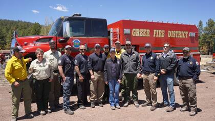 La gobernadora visitó personalmente el este de Arizona para evaluar los daños y coordinar con los equipos de emergencia