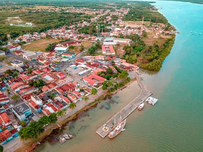 La goleta amarrada en el pequeño puerto de Caravelas, Brasil.