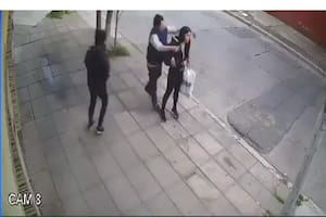 La golpearon para robarle la mochila en una parada de colectivos
