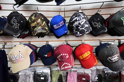 La gorra busca cubrir la cabeza y proteger los ojos de la luz mediante su visera, pero funciona también como un elemento central de la moda urbana (AP Foto/Jae C. Hong)