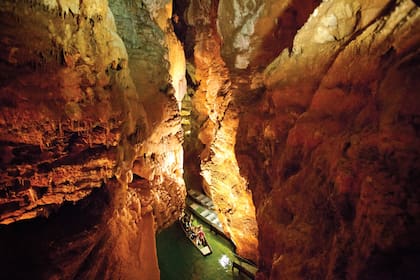 La Gouffre de Padirac, una impresionante gruta subterránea a más de 100 metros de profundidad, muy cerca de Rocamadour.
