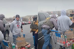 Filmaba un arresto del ICE y reconoció al agente que detuvo a su esposo