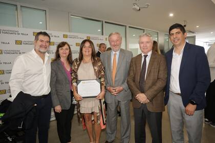 La graduada María Cabrera (centro) con Fernando Rodríguez (editor de Seguridad de LA NACION), María Elena Polack (editora de Sociedad), el empresario Cristiano Rattazzi, Julio Saguier (presidente de S.A. LA NACION) y Enrique Villegas (editor fotográfico).