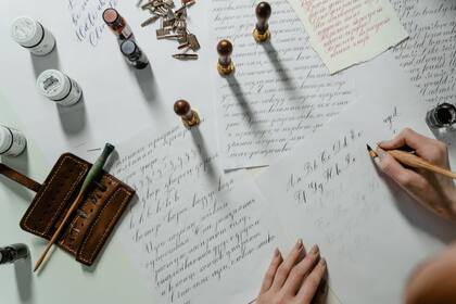 La grafología estudia la letra de las personas (Foto Pexels)